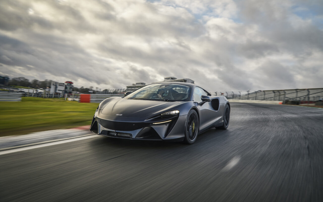 DRxArtura BrandsHatch DynamicFront