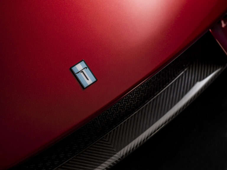 De Tomaso P Badge