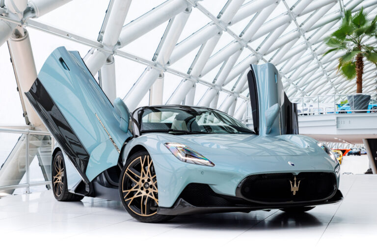 Maserati MC Blauw