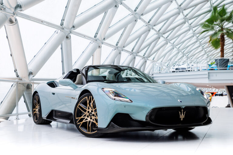 Maserati MC Blauw