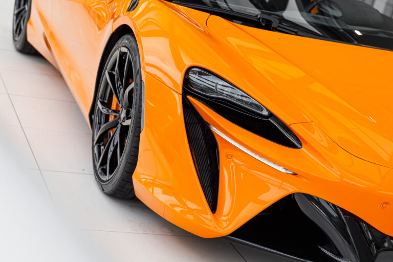 McLaren Artura oranje