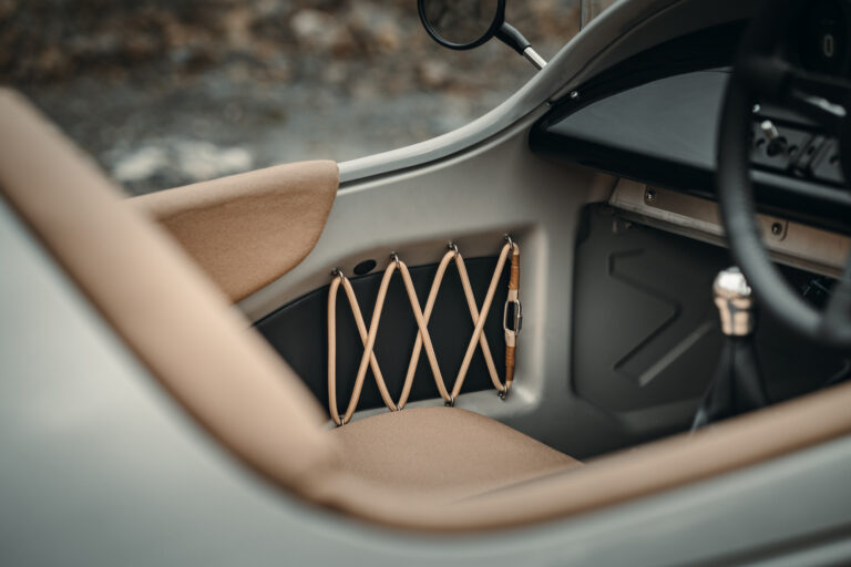 Morgan Super interior bungee cord