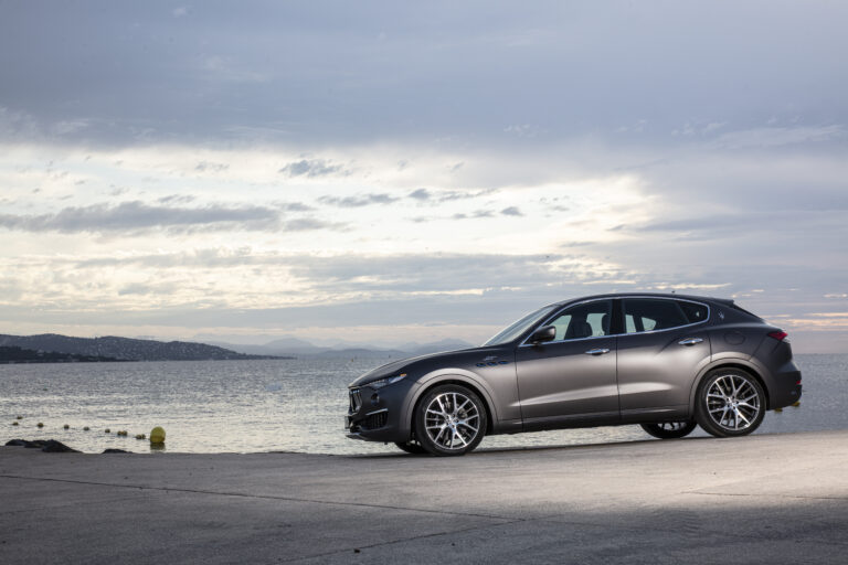 Original MaseratiLevanteHyrbidGrigioMarateaMatteSaintTropez
