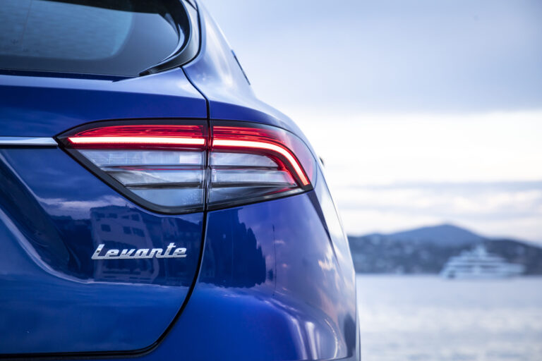 Original MaseratiLevanteHybridBluEmozioneSaintTropez