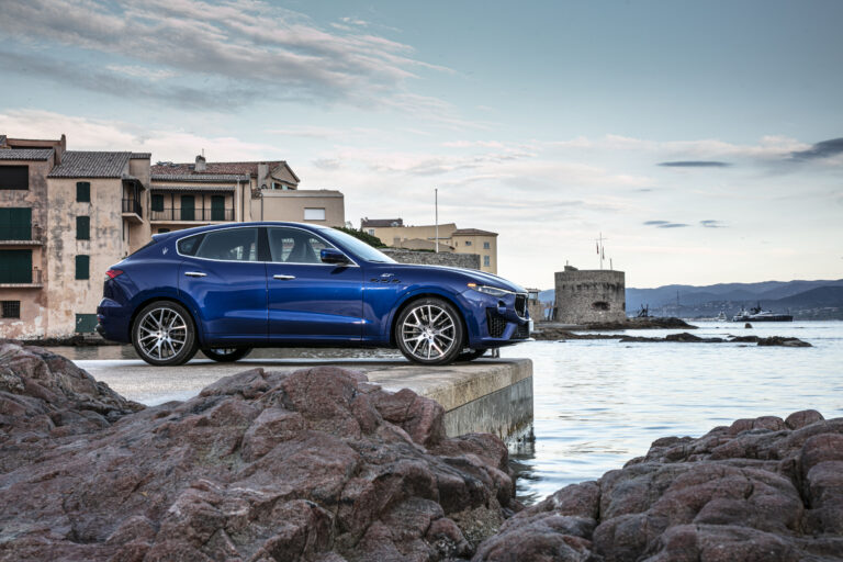 Original MaseratiLevanteHybridBluEmozioneSaintTropez