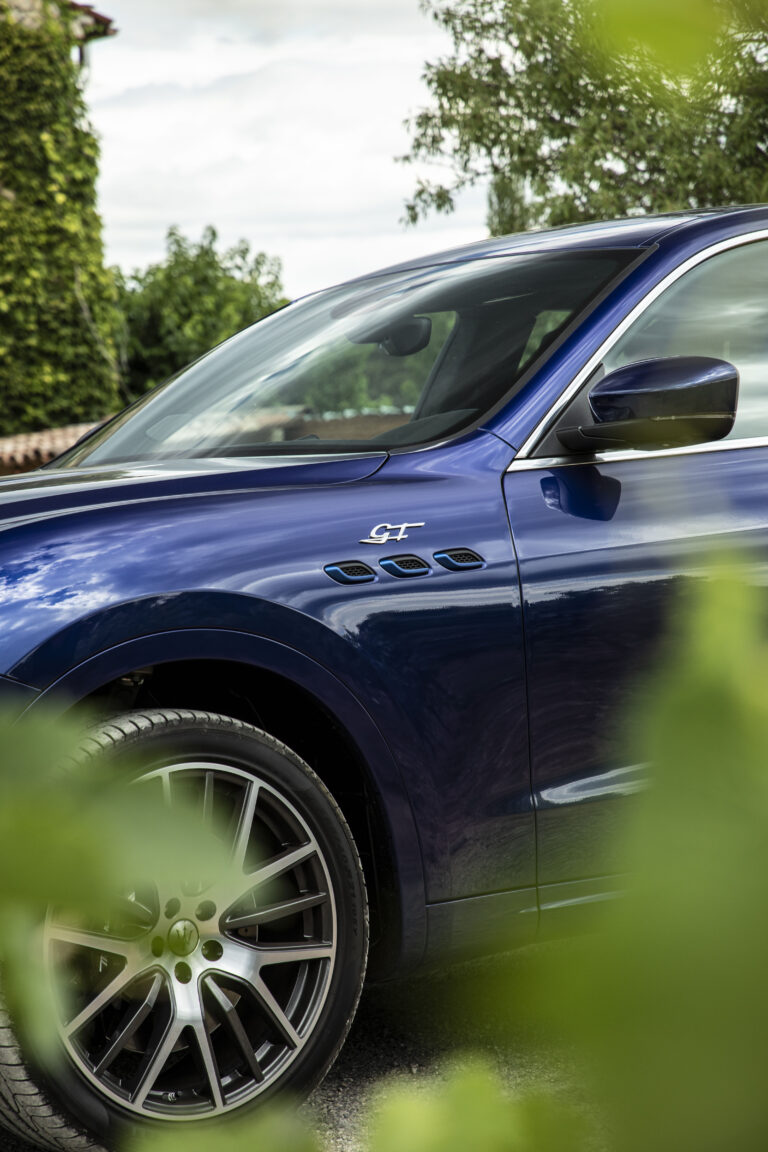 Original MaseratiLevanteHybridBluEmozioneSaintTropez