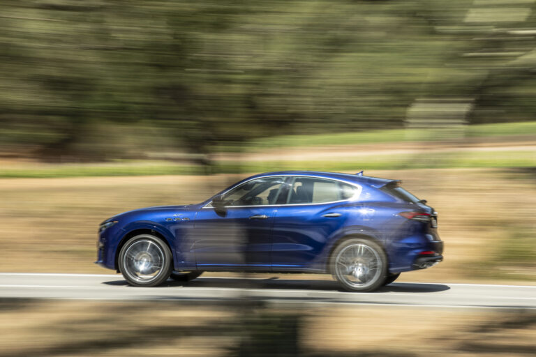 Original MaseratiLevanteHybridBluEmozioneSaintTropez
